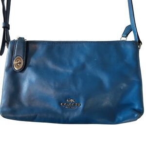 Coach Blue Leather Blue Lining Swingpack Crossbody Purse Bag Turnlock Zip Top